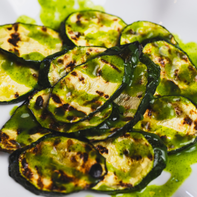 Calabacín a la brasa con aceite de hierbas