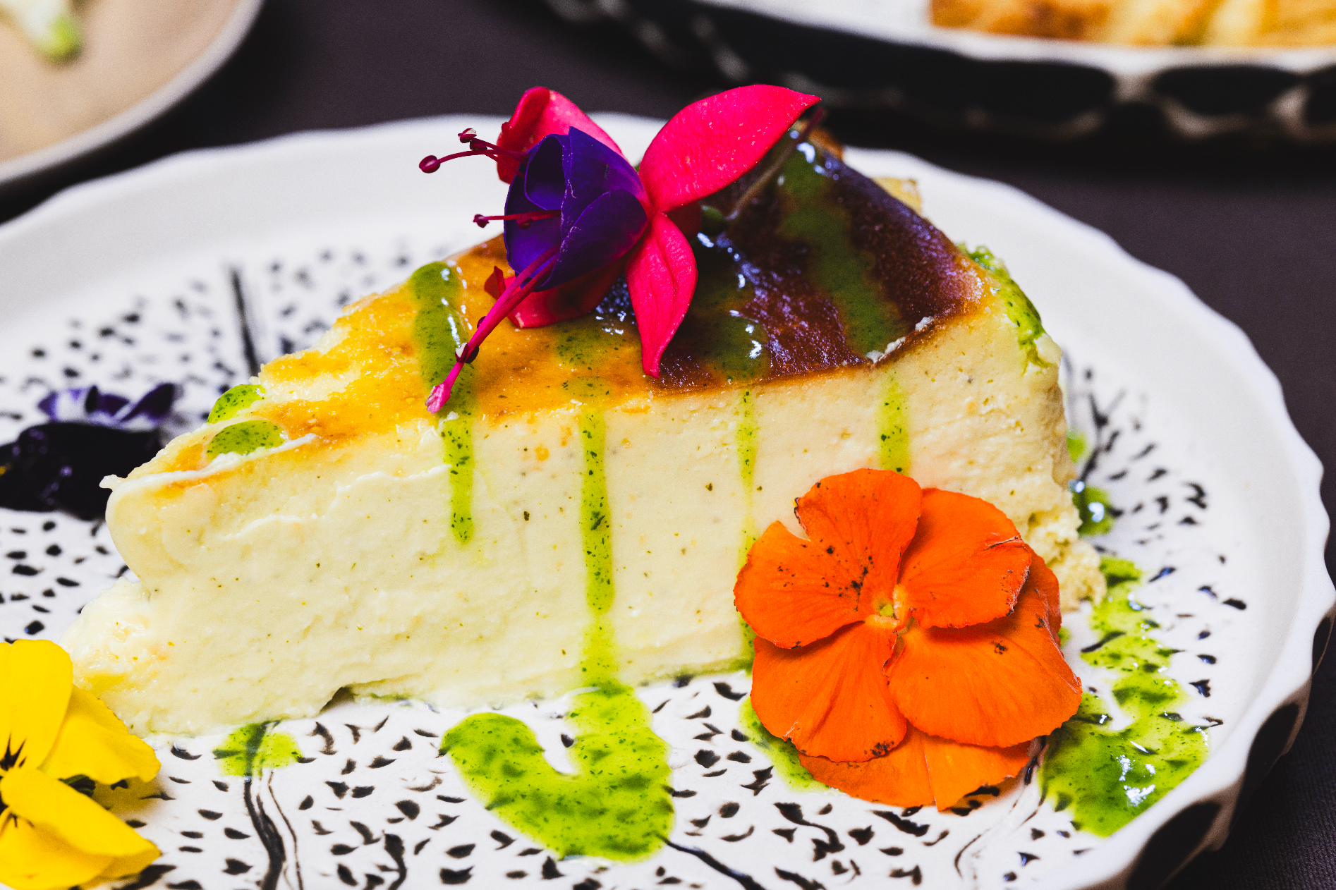 Tarta de queso con salsa de calabacín