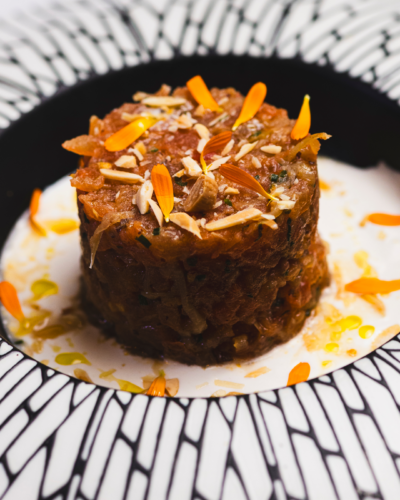 Tartar de tomate sobre una base de ajoblanco suave